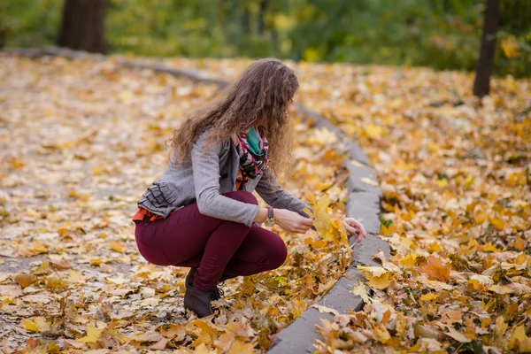 가을 공원에 있는 여자 — 스톡 사진