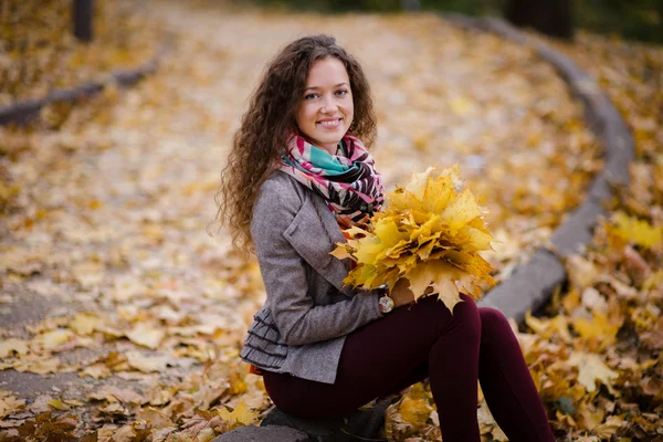 Sonbahar parkındaki kadın.