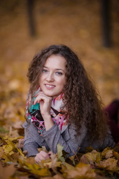 Woman in the autumn park — Stock Photo, Image