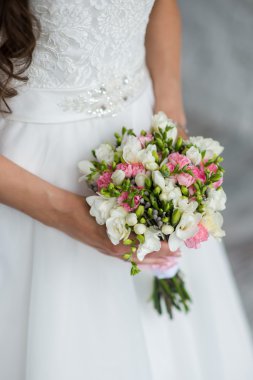 buket çiçek kadınların elinde