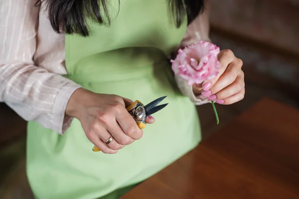 Florista em: mulher fazendo um buquê de flores rosa — Fotografia de Stock