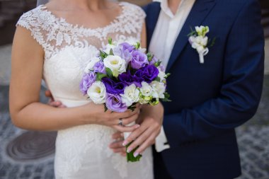 Gelin ve damat elinde buket düğün