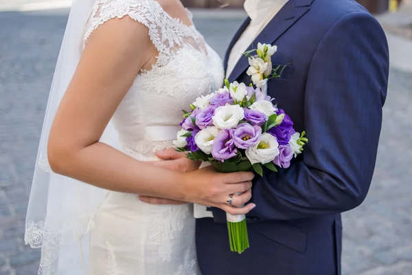 Buquê de casamento de flores nas mãos da noiva e do noivo — Fotografia de Stock