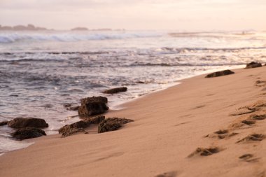 Sri Lanka batımında sahilde taş