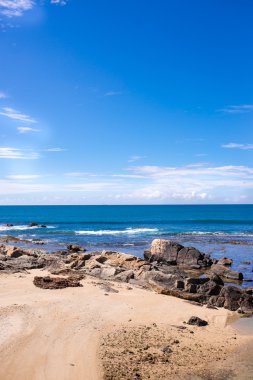 Sri Lanka batımında sahilde taş