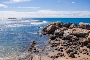 Sri Lanka batımında sahilde taş