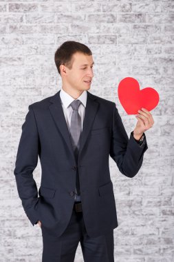 adamların ellerinde kırmızı kalp