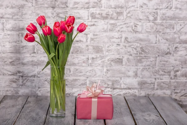 Blommor, gåva, tulpaner, bakgrund — Stockfoto