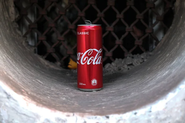 A smashed pepsi can and a coca cola tin lie down on concrete — Stock Photo, Image