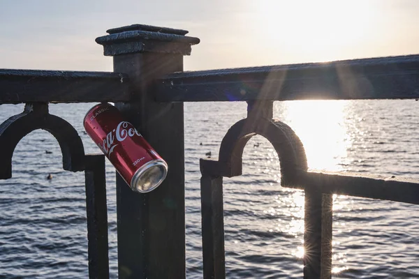 Çite sıkışmış bir kutu Coca Cola.