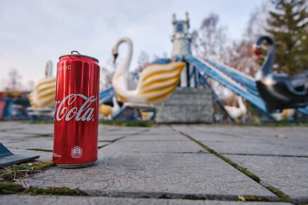 Bir Coca Cola tenekesi beton levhanın üzerine uzanıyor.