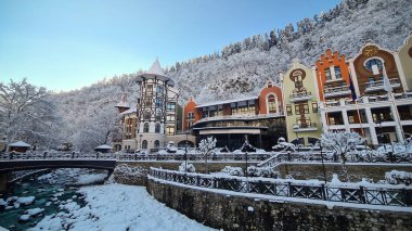 Kışın Borjomi tatil köyü. Georgia mı? Nehir Maden Suyu. Crown Plaza Oteli. Karla kaplı dağlar. 25 Aralık 2020