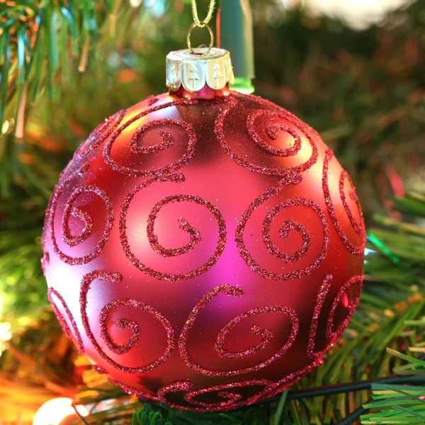 Noel süsleri - kırmızı top — Stok fotoğraf
