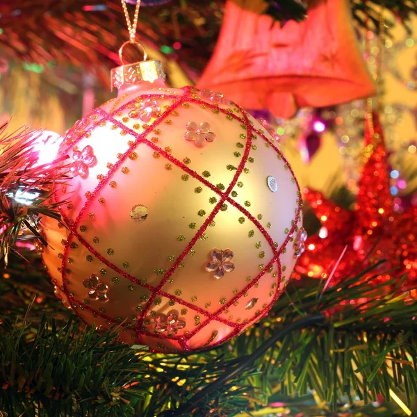 Noel süsleri - altın top — Stok fotoğraf