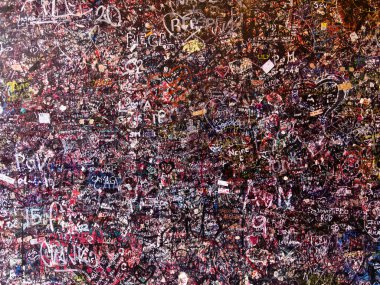 Juliet 'in Verona, İtalya' daki evinde farklı dillerde ilan edilen aşk duvarları.