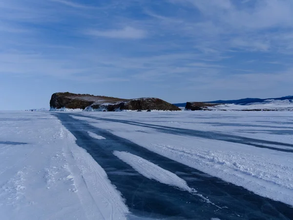 Зимняя Дорога Проложена Льду Небольшого Морского Залива Озера Байкал Вдоль — стоковое фото