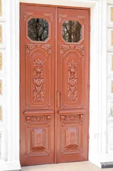 La porte d'entrée du bâtiment . — Photo