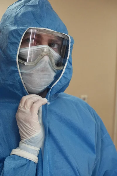 The work of a radiologist in antiviral overalls in the X-ray room for diagnostics. — Stock Photo, Image