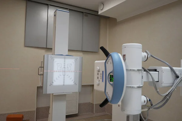Fragmento de un aparato de diagnóstico por rayos X en el trabajo de la sala de rayos X. Imagen de archivo