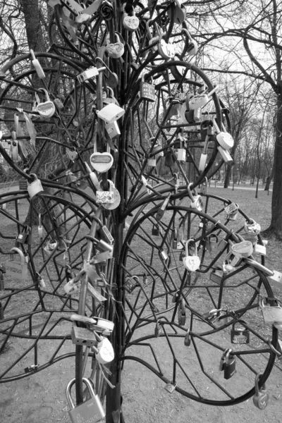 Uma árvore artificial feita de varas de ferro, pendurado com fechaduras de porta turística. — Fotografia de Stock