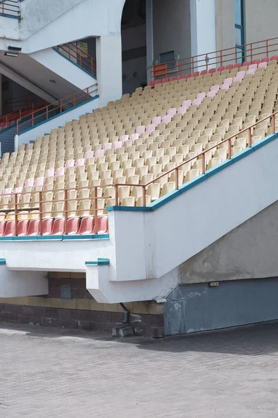 Tomme stande på et fodboldstadion i lavsæsonen. - Stock-foto