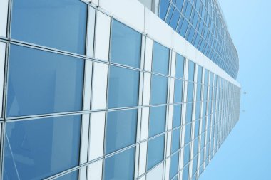 Kameranın altından mavi gökyüzüne karşı kurumsal binalar..