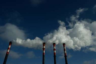 Fabrika bacalarından çıkan duman atmosferi kirletiyor. Çevre kavramı.