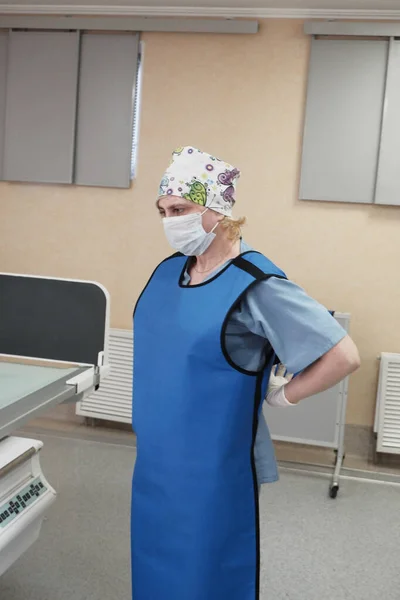 Teşhis için röntgen odasındaki bir radyologun işi..