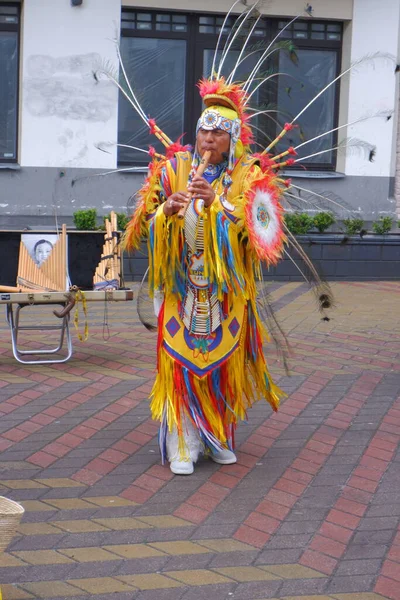 Musicians in North American national dress are touring the world. — Stock Photo, Image