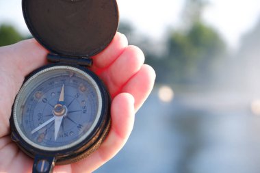 Rezervuarın önündeki bir turistin elindeki eski pusula..