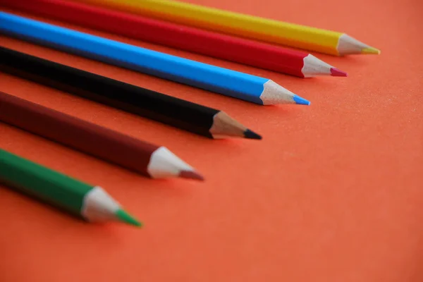 Lápis coloridos sobre um fundo laranja. 1 Setembro é o dia do conhecimento — Fotografia de Stock
