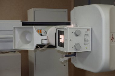 X-ray odasındaki tanısal X-ray cihazının bir parçası.