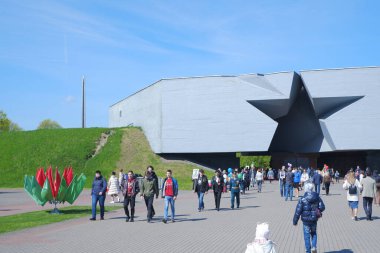 İnsanların 9 Mayıs 'ta Brest Kalesi' nin ana girişinin önünde toplanması.
