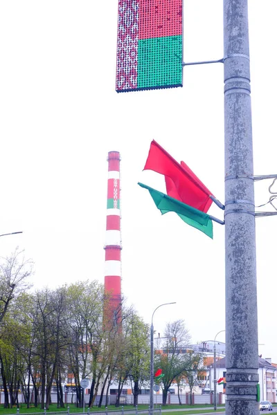 The flag of Belarus on the factory chimney and other state Belarusian symbols. — Stock Photo, Image