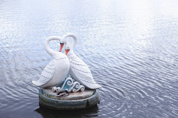 Una escultura en forma de dos cisnes blancos como símbolo de amor eterno y devoción. —  Fotos de Stock