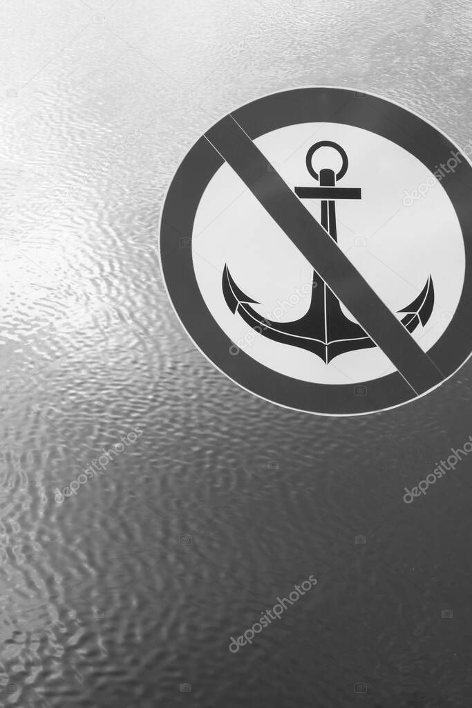 Prohibiting sign of water transport with the image of the anchor.