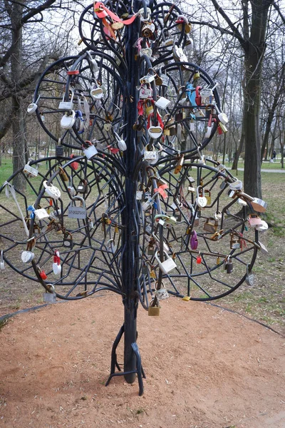 An artificial tree made of iron rods, hung with tourist door locks. — Stock Photo, Image
