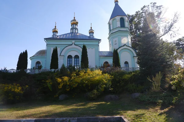 Magnificent turquoise Orthodox church in the rays of the setting sun. — Stock Photo, Image