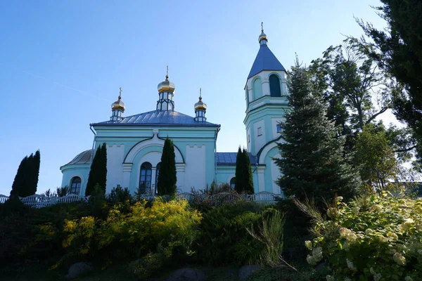 Magnifik turkos ortodox kyrka i solens strålar. — Stockfoto