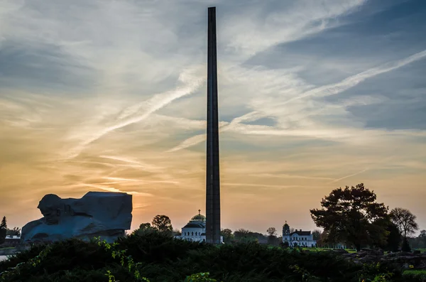Brest kale Gates kahraman asker Anıtı görüntülemek