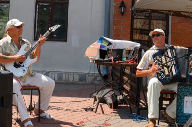 Sokakta çalan iki müzisyen