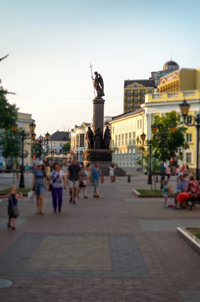 City street with lanterns and monument — Stock Photo, Image