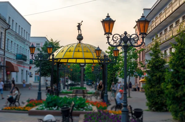 Rue de la ville avec lanternes et monument — Photo