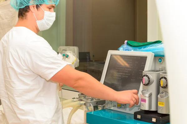 Ameliyattan önce ameliyathanede anestezi.