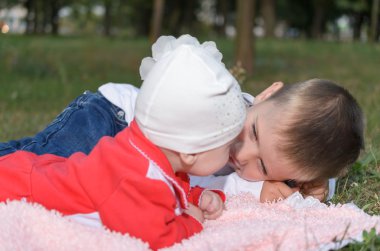 Kız kardeşi ile reşit olmayan erkek.