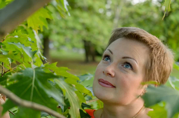 Genç bir kadının manzarası.