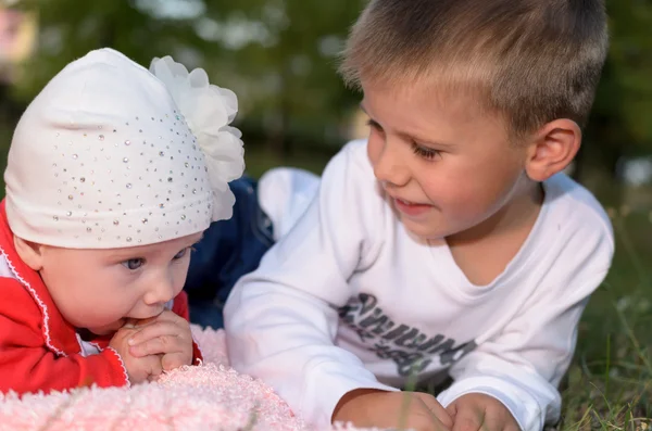 Minderårig pojke med sin lillasyster. — Stockfoto