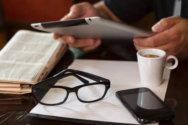 Tasse Kaffee Zeitung Tablet Hände Telefon — Stockfoto