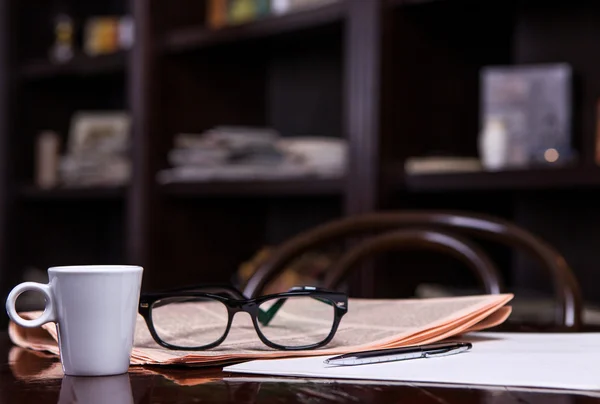 Tasse Kaffee und Zeitung — Stockfoto