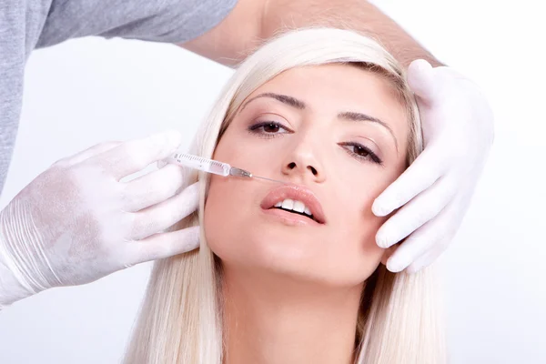 Beauty woman giving botox injections — Stock Photo, Image